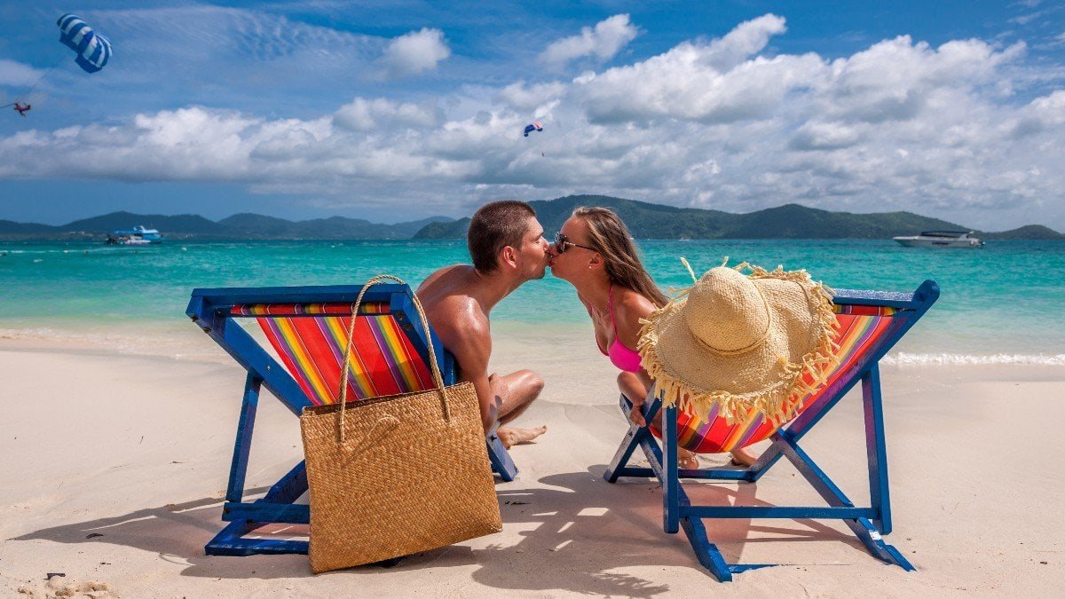 601609928 couple beach summer jpg
