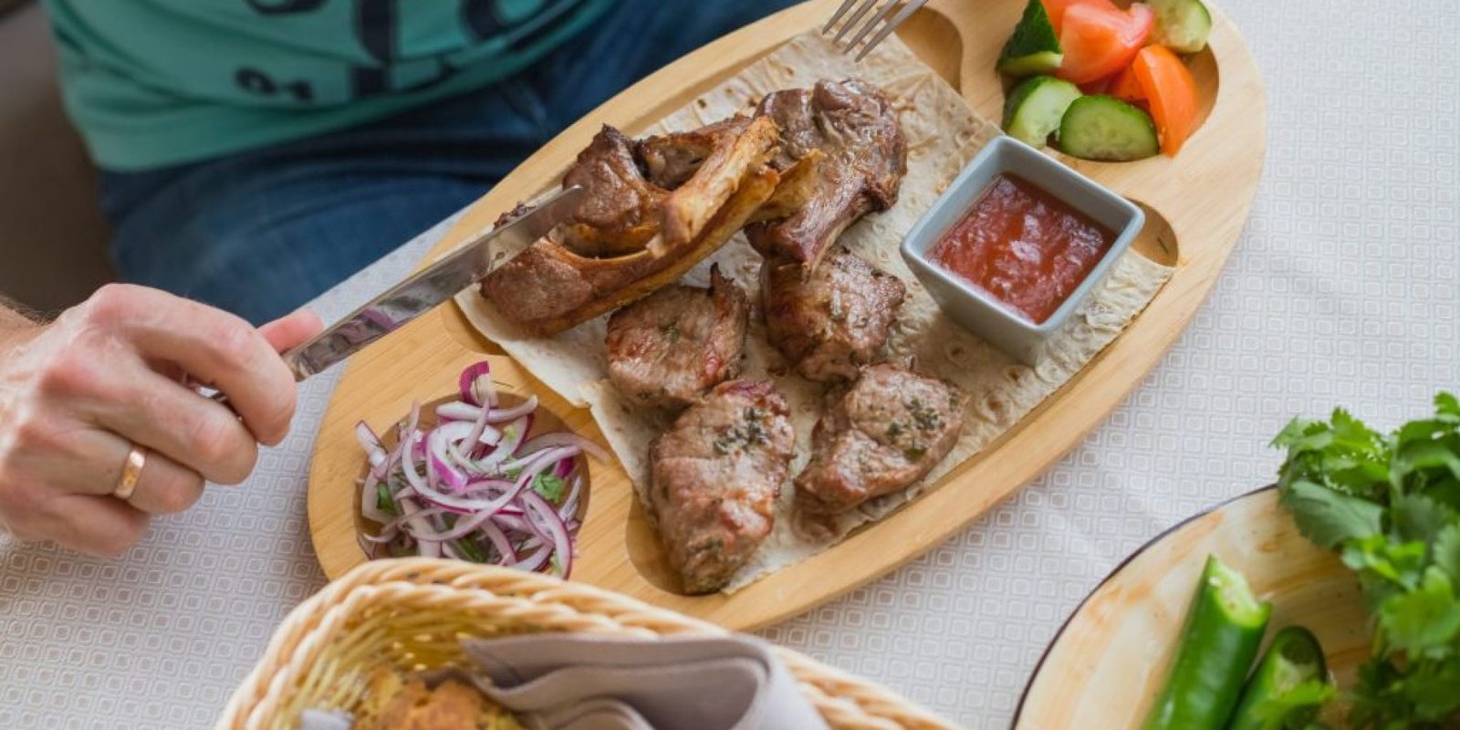 ti symvainei xekiname trome kreas 1024x683 jpg