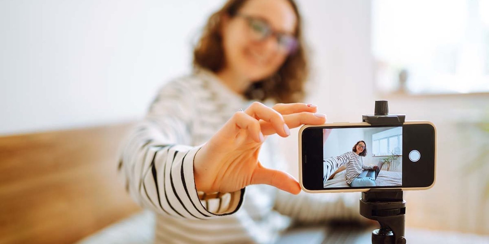 Ανακαλύψτε τις Σκοτεινές Τακτικές των Influencers που Θέτουν σε Κίνδυνο