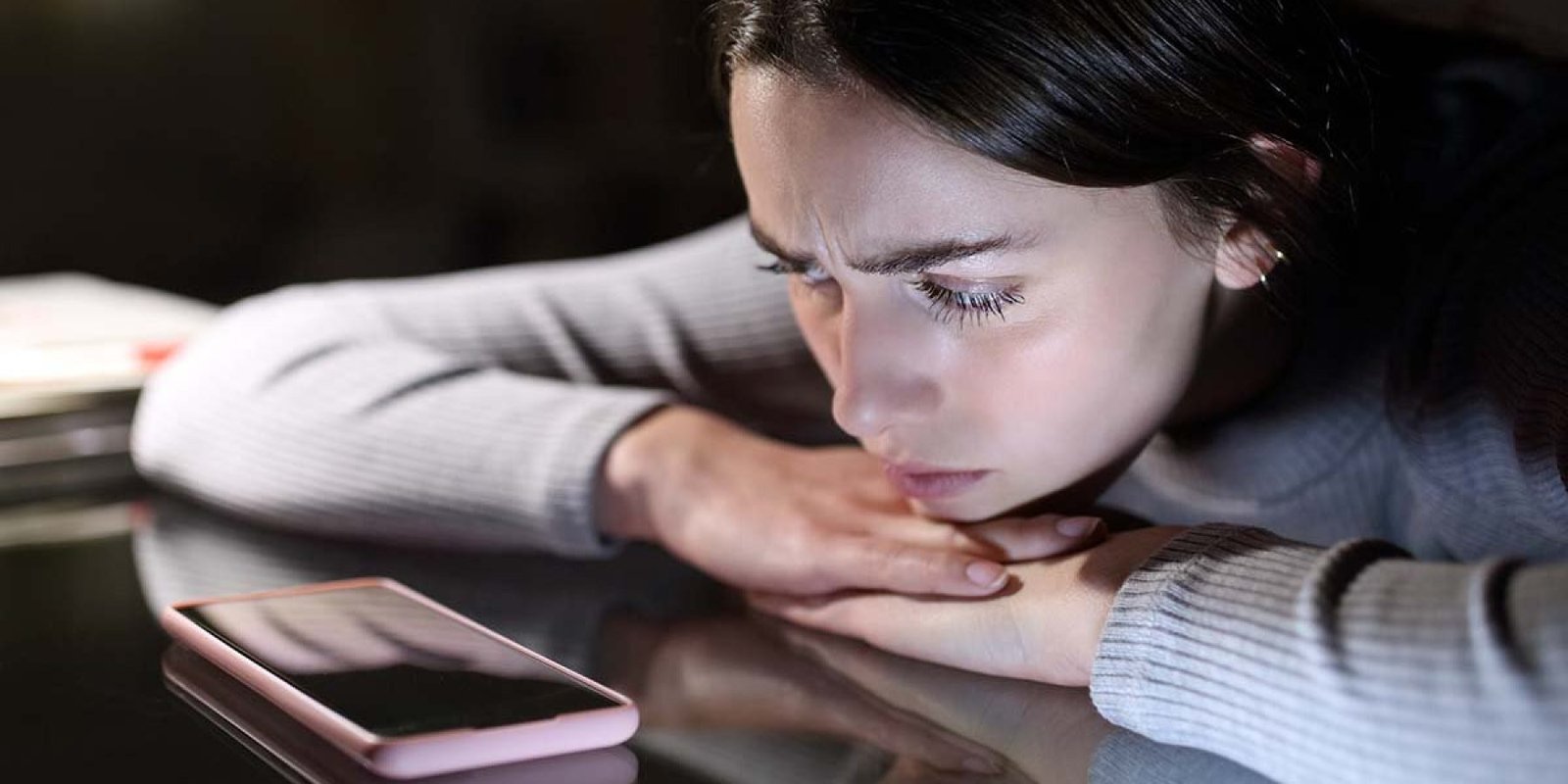 Πώς το Κινητό Τηλέφωνο Επηρεάζει την Ψυχική Υγεία των Γυναικών