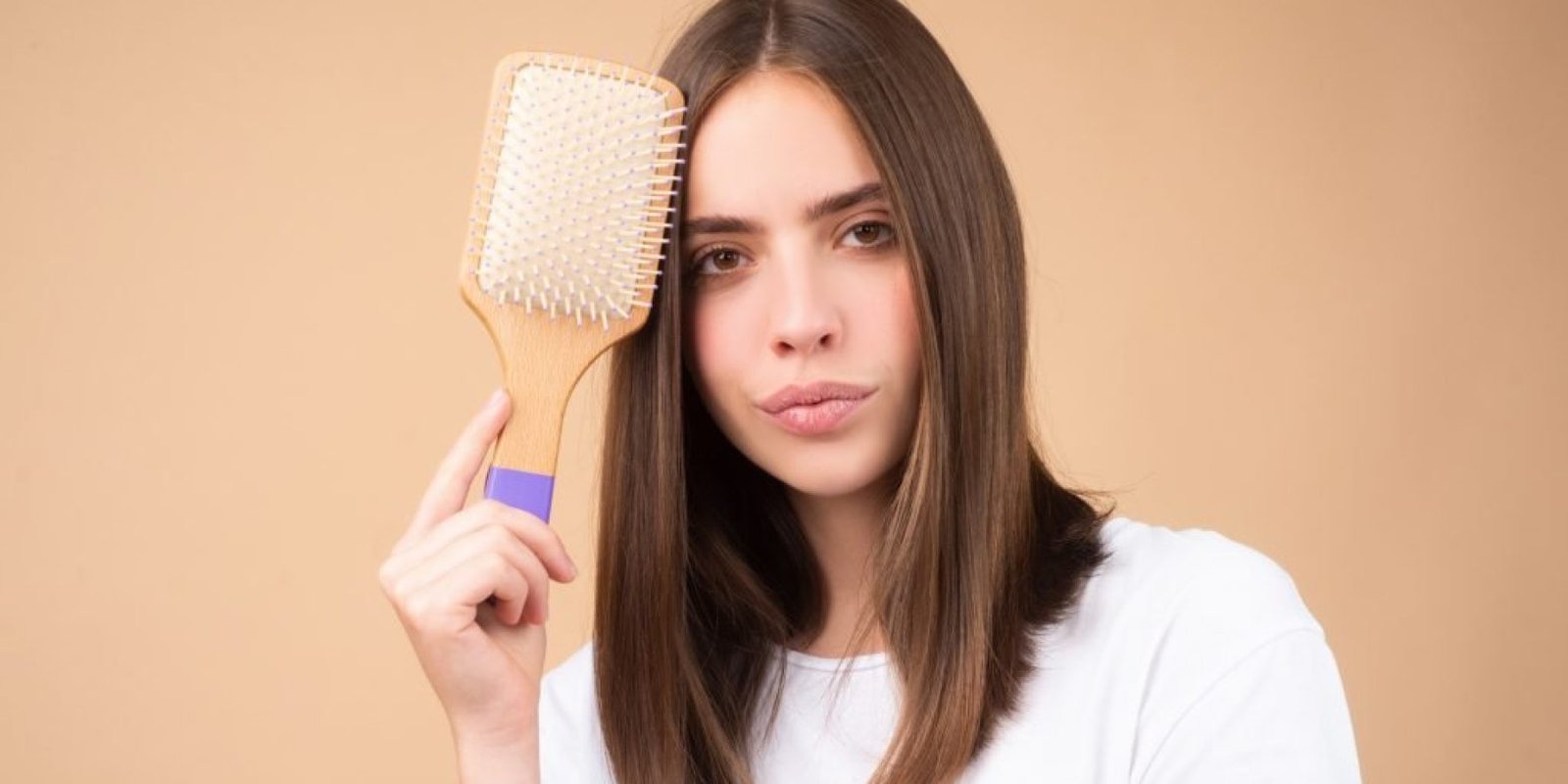 Τριχόπτωση Το χτένισμα που μπορεί να βλάψει τα μαλλιά σας