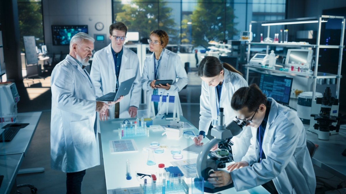 giatroi ergastirio shutterstock 2556717891 jpg