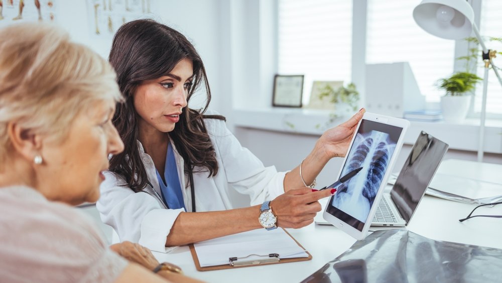 lung cancer doctor shutterstock 2184021869 jpg