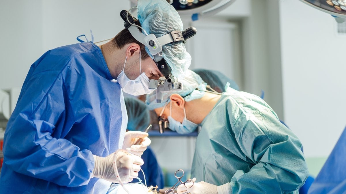 surgeons shutterstock 2511511457 jpg