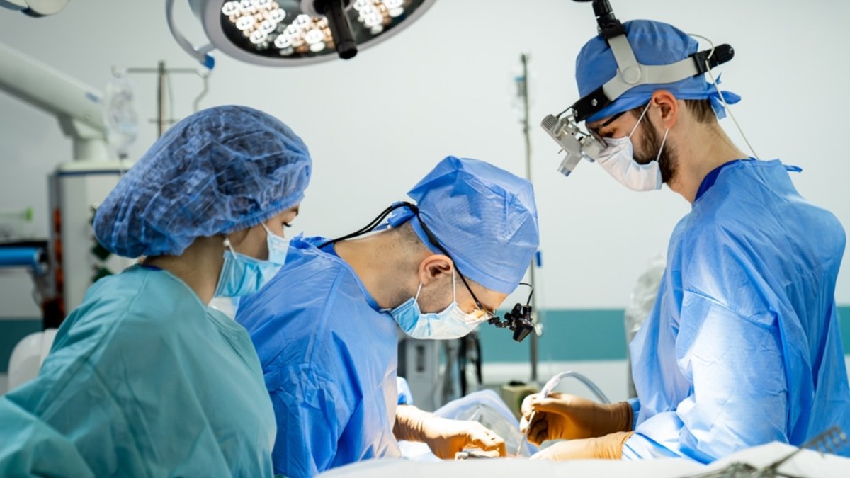 xeirourgeio shutterstock 2397085883 jpg