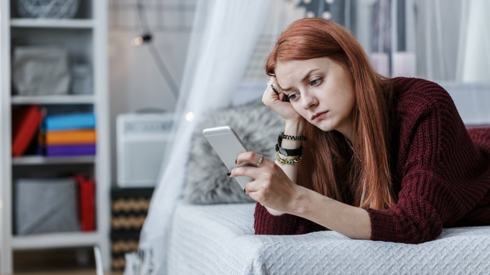 Εφηβεία: 9 Κύριοι Παράγοντες Χρήσης Social Media με Προβλήματα